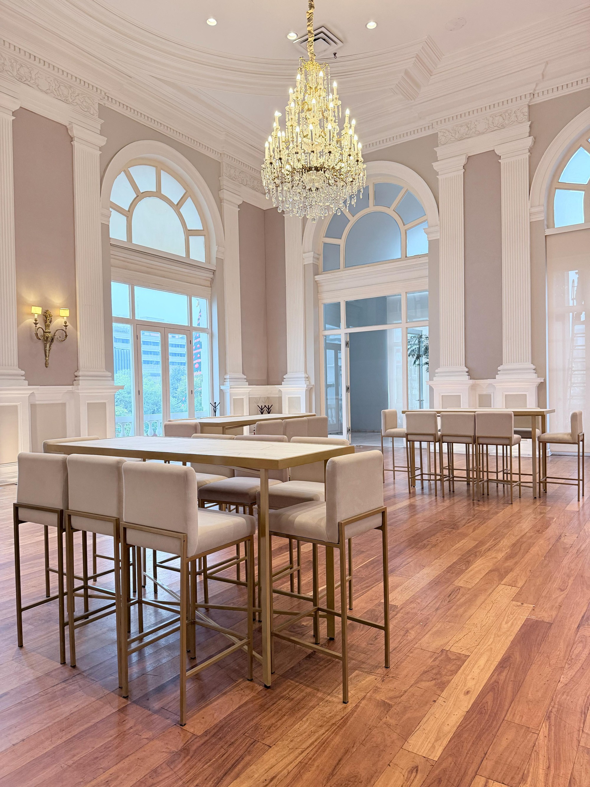 Mobiliario premium en azotea con vista a Monterrey — Cadi Renta de Mobiliario